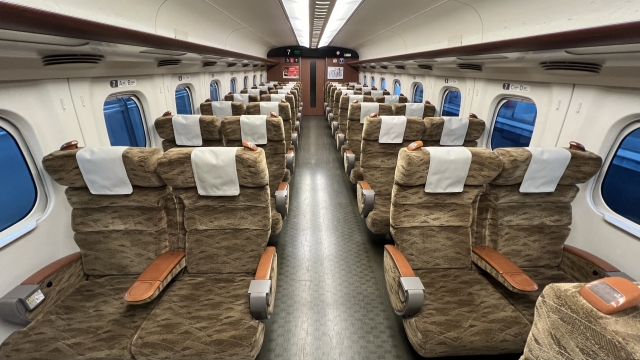 Get a Wider Seat for the Same Fare on the Shinkansen – Choose ”MIZUHO” or “SAKURA” Instead of “NOZOMI” Between Hakata and Osaka! sakura seat
